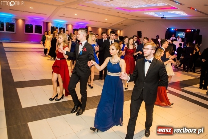 Zdjęcie w galerii na portalu naszraciborz.pl: Maturzyści II LO im. Adama Mickiewicza bawią się na studniówce w Zakrzowie wiadomości z regionu