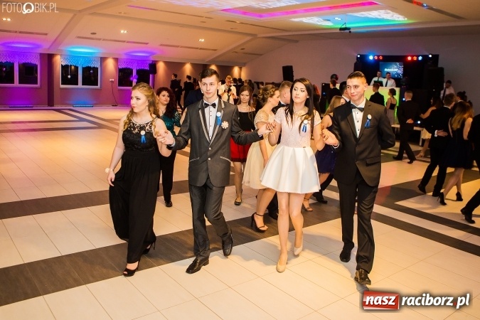 Zdjęcie w galerii na portalu naszraciborz.pl: Maturzyści II LO im. Adama Mickiewicza bawią się na studniówce w Zakrzowie wiadomości z regionu