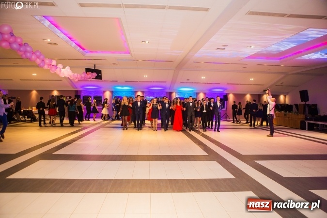 Zdjęcie w galerii na portalu naszraciborz.pl: Maturzyści II LO im. Adama Mickiewicza bawią się na studniówce w Zakrzowie wiadomości z regionu