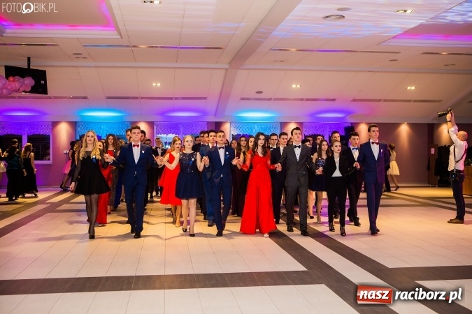 Zdjęcie w galerii na portalu naszraciborz.pl: Maturzyści II LO im. Adama Mickiewicza bawią się na studniówce w Zakrzowie wiadomości z regionu