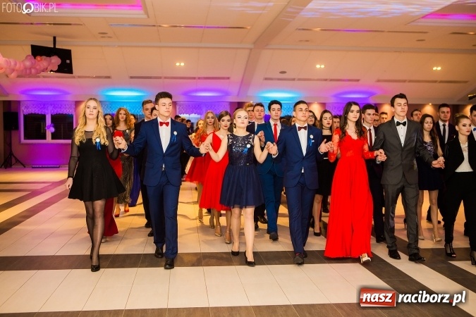 Zdjęcie w galerii na portalu naszraciborz.pl: Maturzyści II LO im. Adama Mickiewicza bawią się na studniówce w Zakrzowie wiadomości z regionu