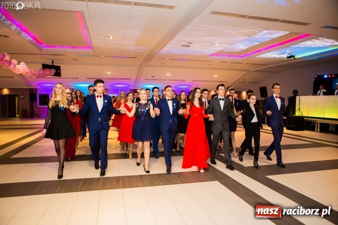 Zdjęcie w galerii na portalu naszraciborz.pl: Maturzyści II LO im. Adama Mickiewicza bawią się na studniówce w Zakrzowie wiadomości z regionu