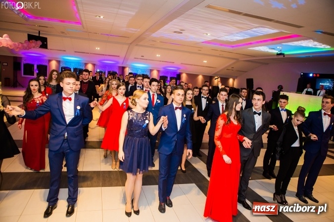 Zdjęcie w galerii na portalu naszraciborz.pl: Maturzyści II LO im. Adama Mickiewicza bawią się na studniówce w Zakrzowie wiadomości z regionu