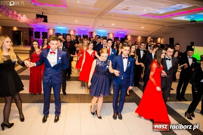 Zdjęcie w galerii na portalu naszraciborz.pl: Maturzyści II LO im. Adama Mickiewicza bawią się na studniówce w Zakrzowie wiadomości z regionu