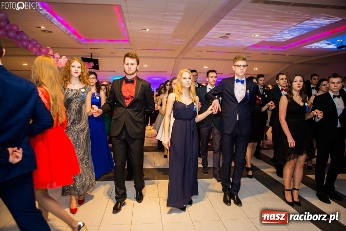 Zdjęcie w galerii na portalu naszraciborz.pl: Maturzyści II LO im. Adama Mickiewicza bawią się na studniówce w Zakrzowie wiadomości z regionu