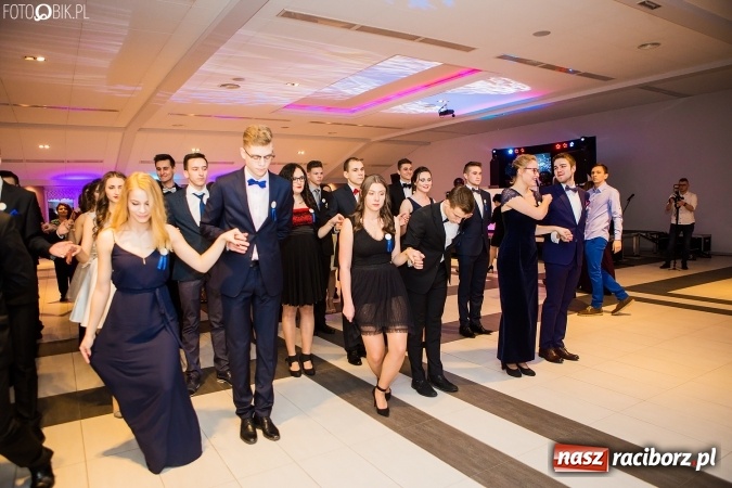 Zdjęcie w galerii na portalu naszraciborz.pl: Maturzyści II LO im. Adama Mickiewicza bawią się na studniówce w Zakrzowie wiadomości z regionu