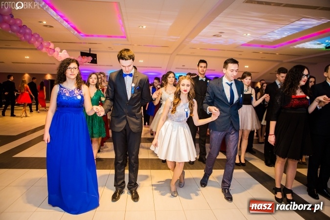 Zdjęcie w galerii na portalu naszraciborz.pl: Maturzyści II LO im. Adama Mickiewicza bawią się na studniówce w Zakrzowie wiadomości z regionu