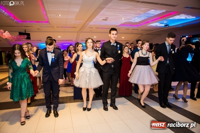 Zdjęcie w galerii na portalu naszraciborz.pl: Maturzyści II LO im. Adama Mickiewicza bawią się na studniówce w Zakrzowie wiadomości z regionu