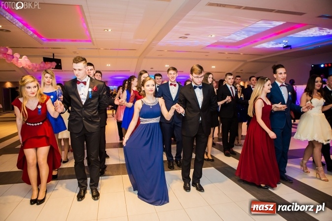 Zdjęcie w galerii na portalu naszraciborz.pl: Maturzyści II LO im. Adama Mickiewicza bawią się na studniówce w Zakrzowie wiadomości z regionu