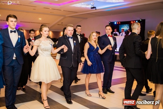 Zdjęcie w galerii na portalu naszraciborz.pl: Maturzyści II LO im. Adama Mickiewicza bawią się na studniówce w Zakrzowie wiadomości z regionu