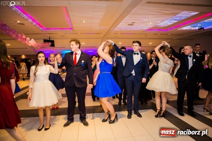 Zdjęcie w galerii na portalu naszraciborz.pl: Maturzyści II LO im. Adama Mickiewicza bawią się na studniówce w Zakrzowie wiadomości z regionu