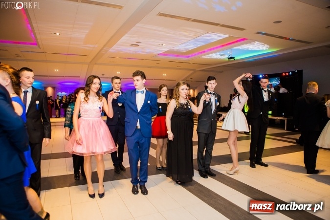 Zdjęcie w galerii na portalu naszraciborz.pl: Maturzyści II LO im. Adama Mickiewicza bawią się na studniówce w Zakrzowie wiadomości z regionu