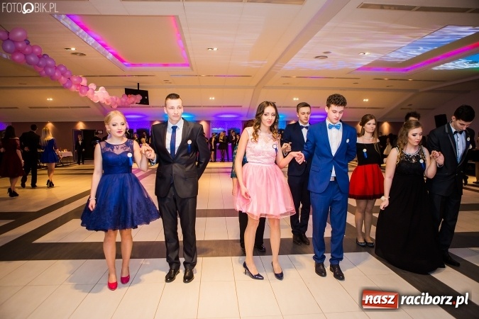 Zdjęcie w galerii na portalu naszraciborz.pl: Maturzyści II LO im. Adama Mickiewicza bawią się na studniówce w Zakrzowie wiadomości z regionu