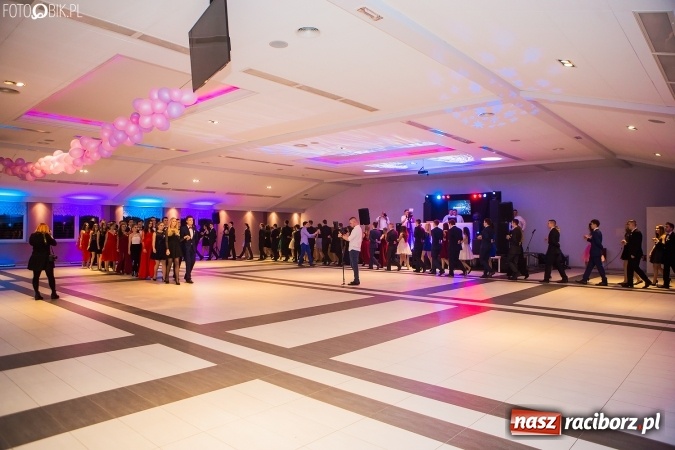 Zdjęcie w galerii na portalu naszraciborz.pl: Maturzyści II LO im. Adama Mickiewicza bawią się na studniówce w Zakrzowie wiadomości z regionu