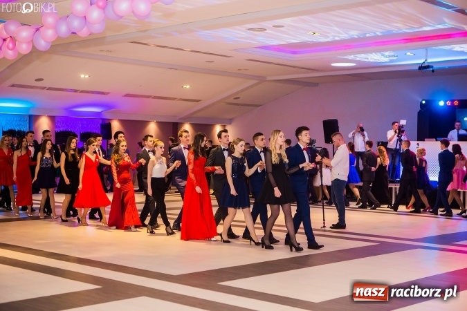 Zdjęcie w galerii na portalu naszraciborz.pl: Maturzyści II LO im. Adama Mickiewicza bawią się na studniówce w Zakrzowie wiadomości z regionu