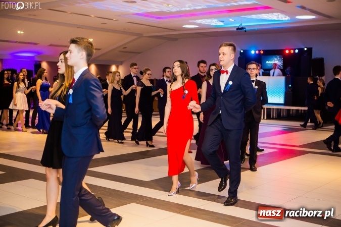 Zdjęcie w galerii na portalu naszraciborz.pl: Maturzyści II LO im. Adama Mickiewicza bawią się na studniówce w Zakrzowie wiadomości z regionu