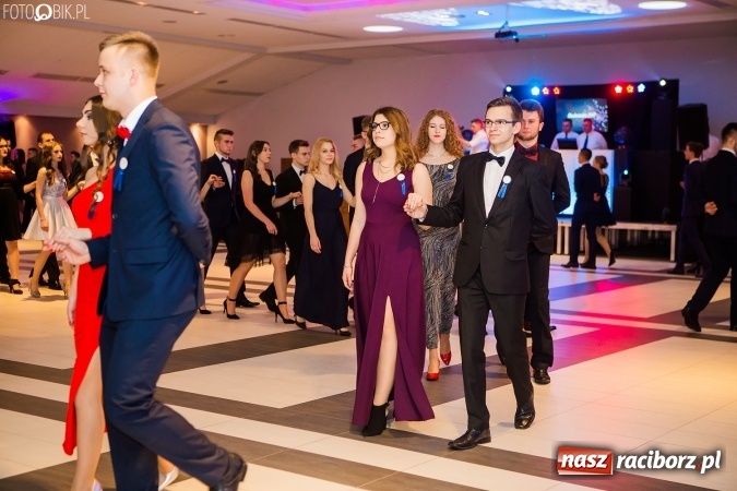 Zdjęcie w galerii na portalu naszraciborz.pl: Maturzyści II LO im. Adama Mickiewicza bawią się na studniówce w Zakrzowie wiadomości z regionu