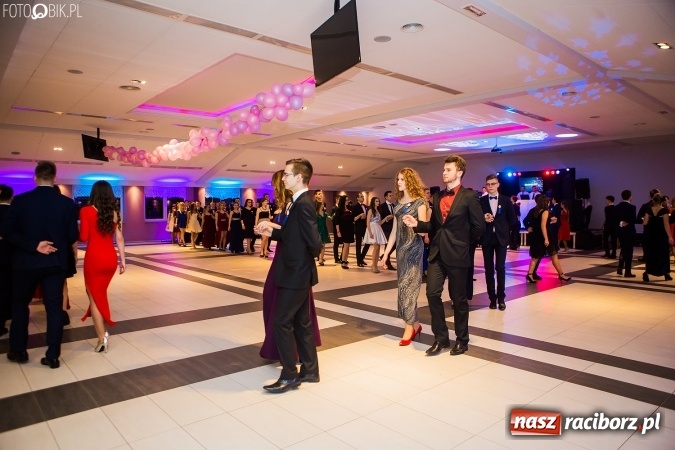 Zdjęcie w galerii na portalu naszraciborz.pl: Maturzyści II LO im. Adama Mickiewicza bawią się na studniówce w Zakrzowie wiadomości z regionu