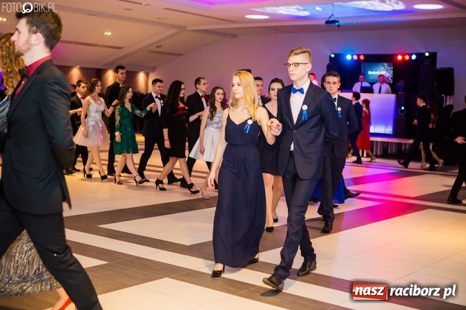 Zdjęcie w galerii na portalu naszraciborz.pl: Maturzyści II LO im. Adama Mickiewicza bawią się na studniówce w Zakrzowie wiadomości z regionu