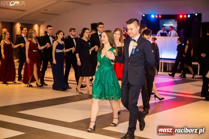 Zdjęcie w galerii na portalu naszraciborz.pl: Maturzyści II LO im. Adama Mickiewicza bawią się na studniówce w Zakrzowie wiadomości z regionu