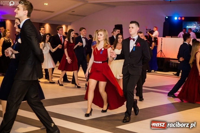 Zdjęcie w galerii na portalu naszraciborz.pl: Maturzyści II LO im. Adama Mickiewicza bawią się na studniówce w Zakrzowie wiadomości z regionu