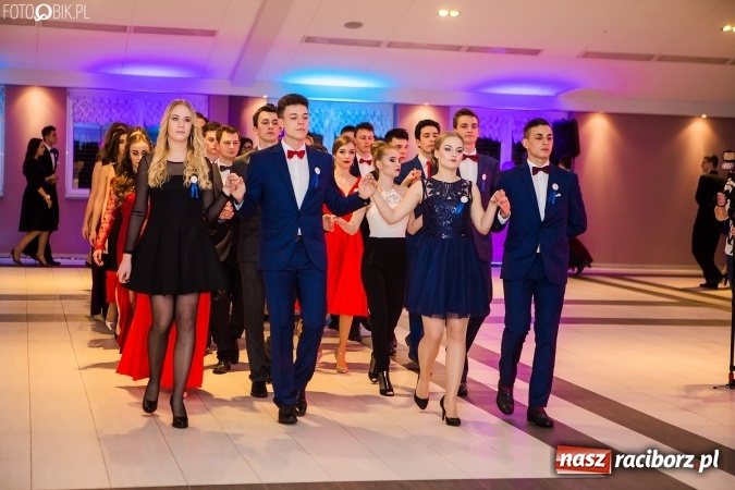 Zdjęcie w galerii na portalu naszraciborz.pl: Maturzyści II LO im. Adama Mickiewicza bawią się na studniówce w Zakrzowie wiadomości z regionu