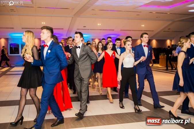 Zdjęcie w galerii na portalu naszraciborz.pl: Maturzyści II LO im. Adama Mickiewicza bawią się na studniówce w Zakrzowie wiadomości z regionu