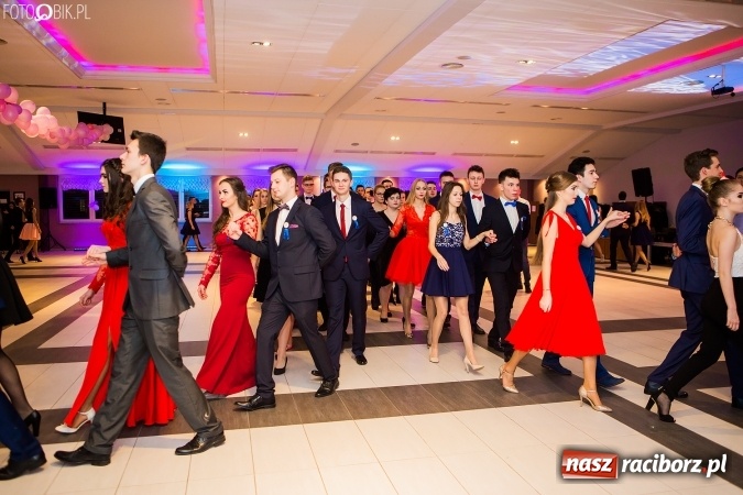 Zdjęcie w galerii na portalu naszraciborz.pl: Maturzyści II LO im. Adama Mickiewicza bawią się na studniówce w Zakrzowie wiadomości z regionu