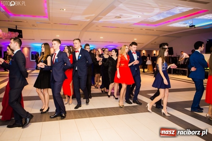 Zdjęcie w galerii na portalu naszraciborz.pl: Maturzyści II LO im. Adama Mickiewicza bawią się na studniówce w Zakrzowie wiadomości z regionu