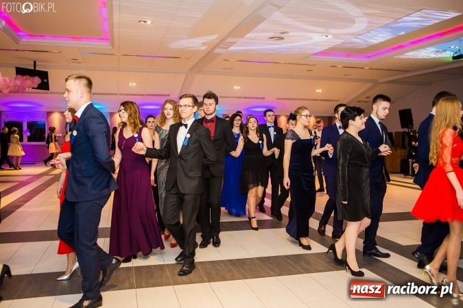 Zdjęcie w galerii na portalu naszraciborz.pl: Maturzyści II LO im. Adama Mickiewicza bawią się na studniówce w Zakrzowie wiadomości z regionu