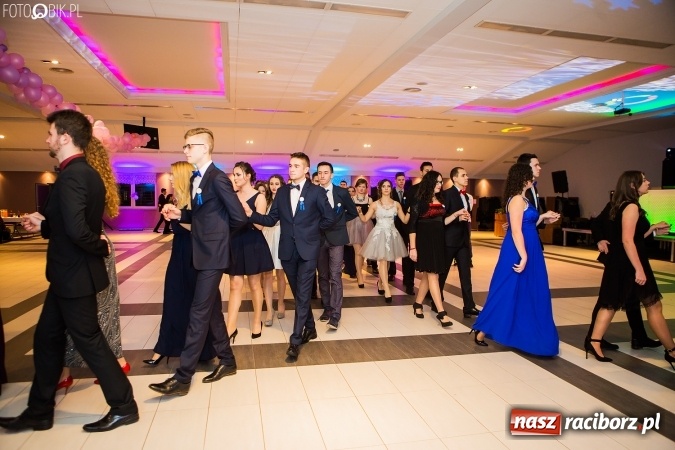 Zdjęcie w galerii na portalu naszraciborz.pl: Maturzyści II LO im. Adama Mickiewicza bawią się na studniówce w Zakrzowie wiadomości z regionu