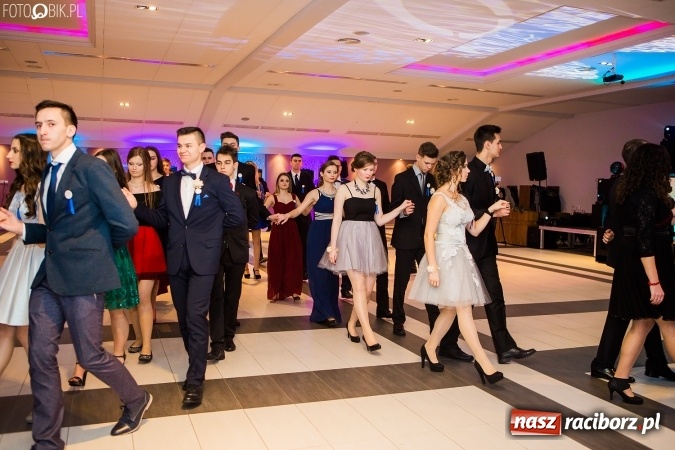 Zdjęcie w galerii na portalu naszraciborz.pl: Maturzyści II LO im. Adama Mickiewicza bawią się na studniówce w Zakrzowie wiadomości z regionu