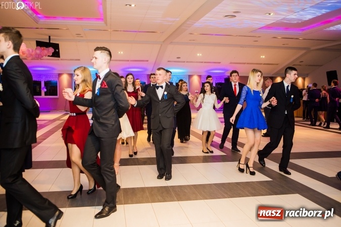 Zdjęcie w galerii na portalu naszraciborz.pl: Maturzyści II LO im. Adama Mickiewicza bawią się na studniówce w Zakrzowie wiadomości z regionu