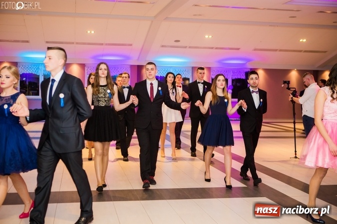 Zdjęcie w galerii na portalu naszraciborz.pl: Maturzyści II LO im. Adama Mickiewicza bawią się na studniówce w Zakrzowie wiadomości z regionu