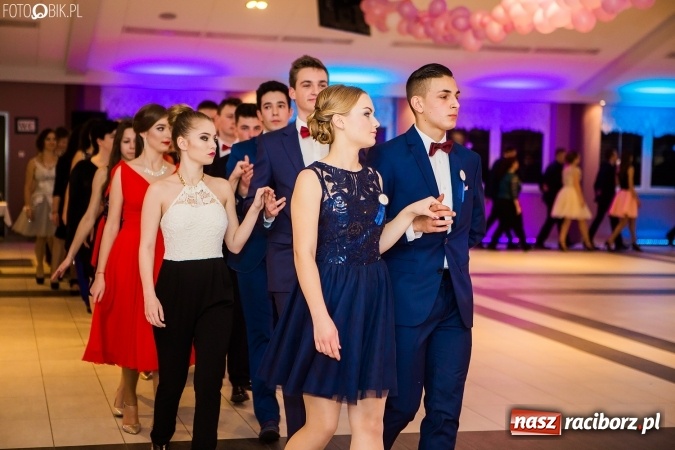 Zdjęcie w galerii na portalu naszraciborz.pl: Maturzyści II LO im. Adama Mickiewicza bawią się na studniówce w Zakrzowie wiadomości z regionu