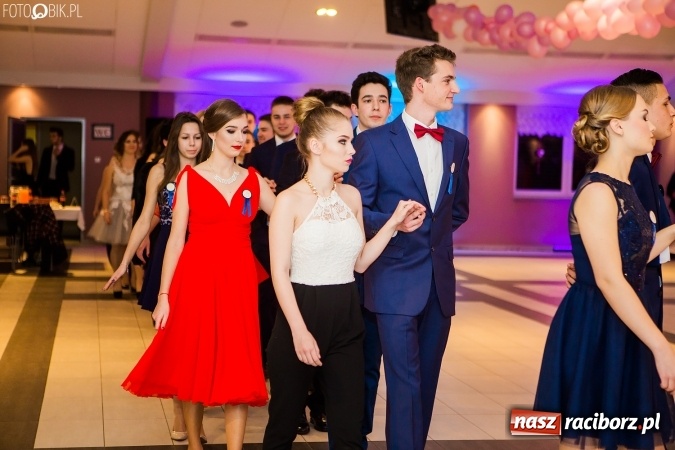 Zdjęcie w galerii na portalu naszraciborz.pl: Maturzyści II LO im. Adama Mickiewicza bawią się na studniówce w Zakrzowie wiadomości z regionu