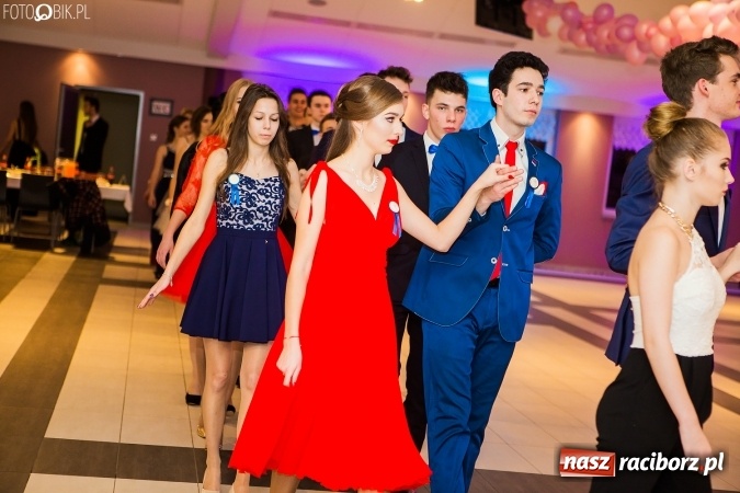 Zdjęcie w galerii na portalu naszraciborz.pl: Maturzyści II LO im. Adama Mickiewicza bawią się na studniówce w Zakrzowie wiadomości z regionu