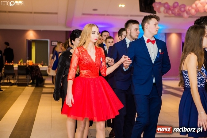 Zdjęcie w galerii na portalu naszraciborz.pl: Maturzyści II LO im. Adama Mickiewicza bawią się na studniówce w Zakrzowie wiadomości z regionu