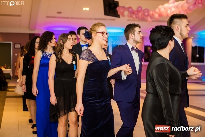 Zdjęcie w galerii na portalu naszraciborz.pl: Maturzyści II LO im. Adama Mickiewicza bawią się na studniówce w Zakrzowie wiadomości z regionu