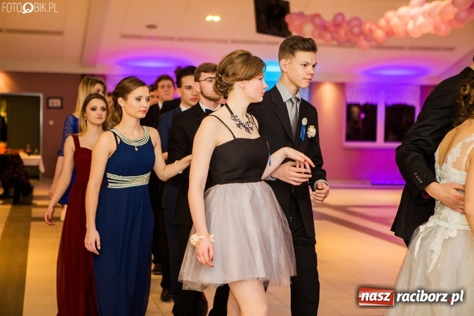 Zdjęcie w galerii na portalu naszraciborz.pl: Maturzyści II LO im. Adama Mickiewicza bawią się na studniówce w Zakrzowie wiadomości z regionu