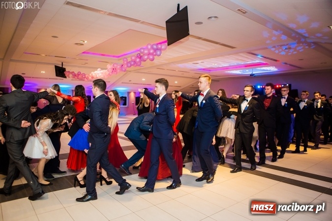 Zdjęcie w galerii na portalu naszraciborz.pl: Maturzyści II LO im. Adama Mickiewicza bawią się na studniówce w Zakrzowie wiadomości z regionu