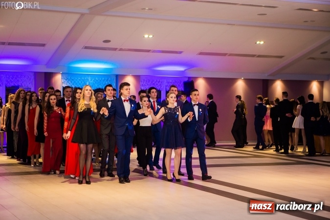 Zdjęcie w galerii na portalu naszraciborz.pl: Maturzyści II LO im. Adama Mickiewicza bawią się na studniówce w Zakrzowie wiadomości z regionu