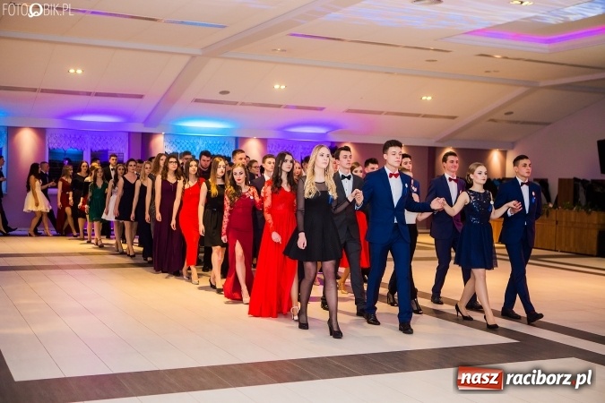 Zdjęcie w galerii na portalu naszraciborz.pl: Maturzyści II LO im. Adama Mickiewicza bawią się na studniówce w Zakrzowie wiadomości z regionu