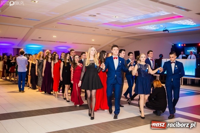 Zdjęcie w galerii na portalu naszraciborz.pl: Maturzyści II LO im. Adama Mickiewicza bawią się na studniówce w Zakrzowie wiadomości z regionu