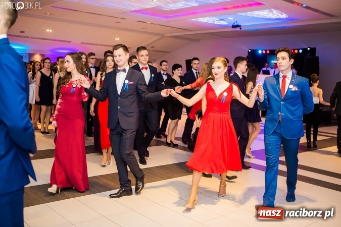 Zdjęcie w galerii na portalu naszraciborz.pl: Maturzyści II LO im. Adama Mickiewicza bawią się na studniówce w Zakrzowie wiadomości z regionu