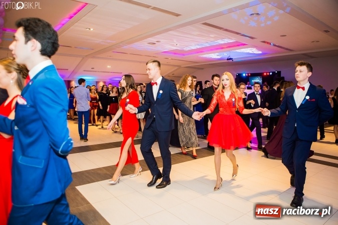 Zdjęcie w galerii na portalu naszraciborz.pl: Maturzyści II LO im. Adama Mickiewicza bawią się na studniówce w Zakrzowie wiadomości z regionu