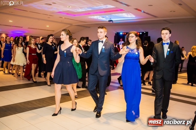 Zdjęcie w galerii na portalu naszraciborz.pl: Maturzyści II LO im. Adama Mickiewicza bawią się na studniówce w Zakrzowie wiadomości z regionu