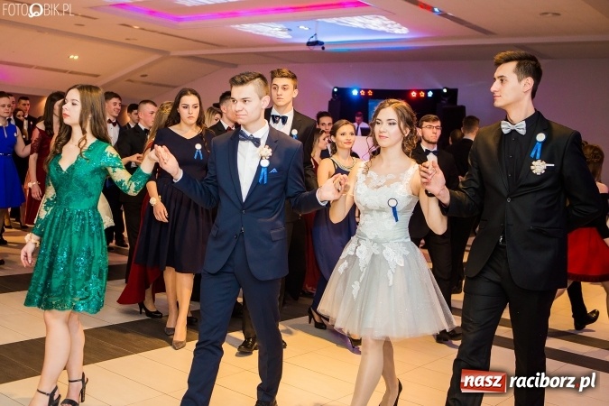 Zdjęcie w galerii na portalu naszraciborz.pl: Maturzyści II LO im. Adama Mickiewicza bawią się na studniówce w Zakrzowie wiadomości z regionu