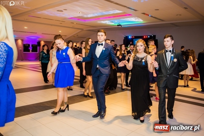 Zdjęcie w galerii na portalu naszraciborz.pl: Maturzyści II LO im. Adama Mickiewicza bawią się na studniówce w Zakrzowie wiadomości z regionu