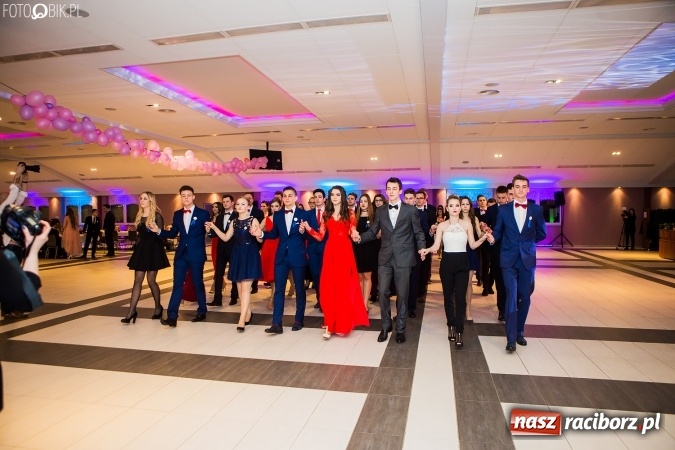 Zdjęcie w galerii na portalu naszraciborz.pl: Maturzyści II LO im. Adama Mickiewicza bawią się na studniówce w Zakrzowie wiadomości z regionu